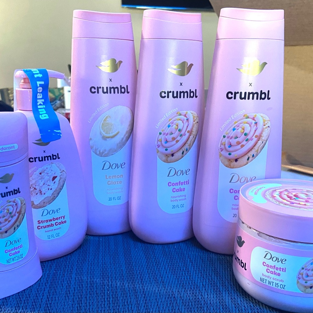 x Crumbl Confetti Cake Body Wash - Pink
